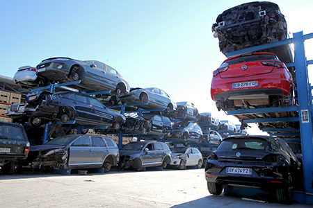 Foto Estanterías cantilever para el sector del desguace de automóviles.